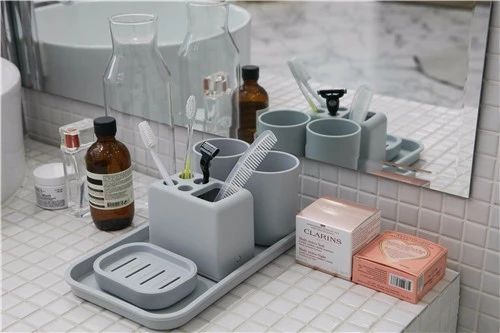 爽身粉的妙用 一周不洗頭依然清爽不油膩的真相與化妝品生產(chǎn)解析